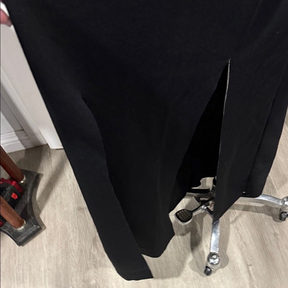 Elegant Black Sleeveless Dress - Picture 2 of 4